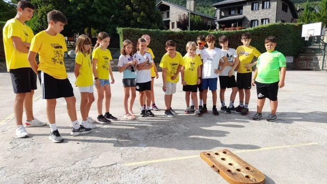 Juegos tradicionales en Gavín, hoyetes. Juegos tradicionales en Gavín, hoyetes.