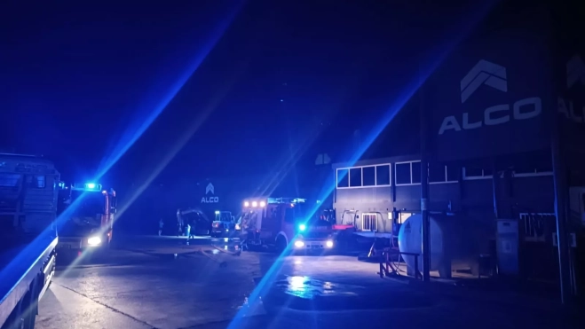 Exterior de la nave incendiada Exterior de la nave incendiada