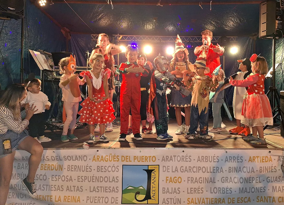 Los más pequeños con sus disfraces en el escenario en las fiestas de Aratorés
