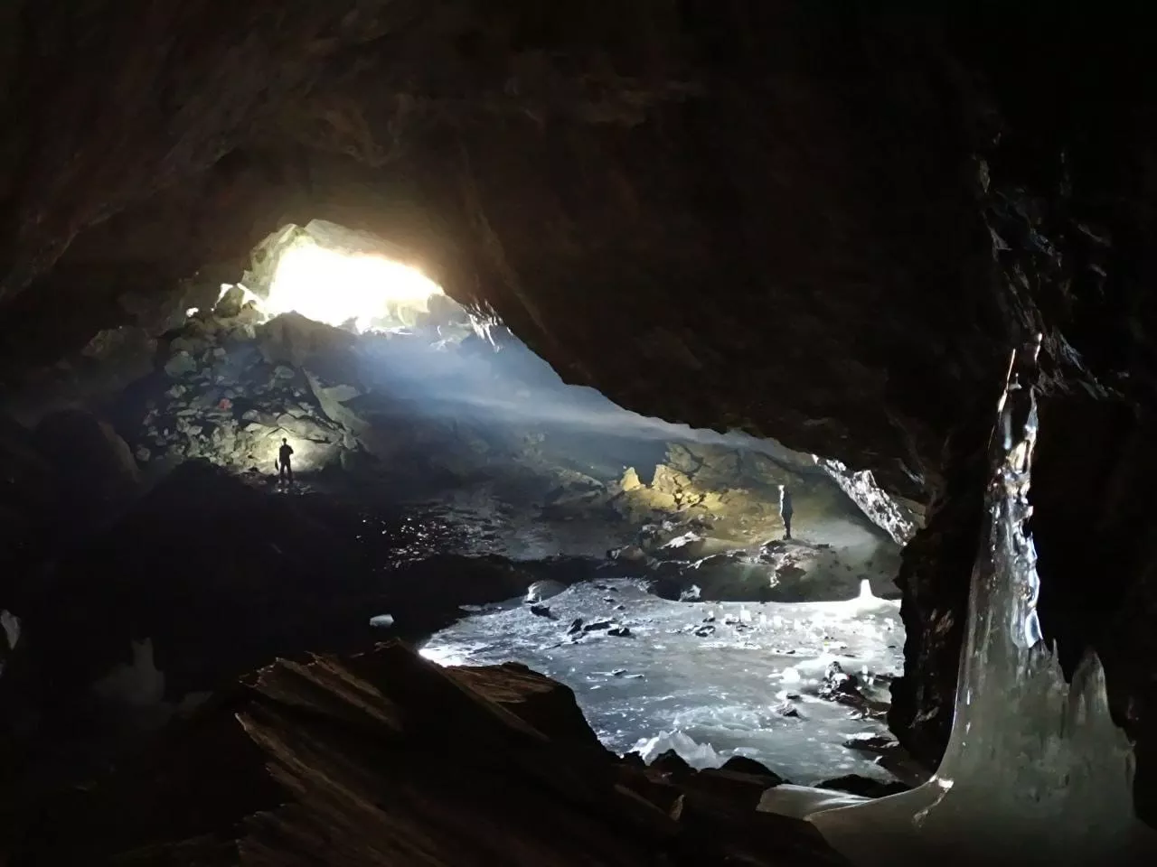 Interior de una de las cuevas heladas. Foto Mario Bielsa
