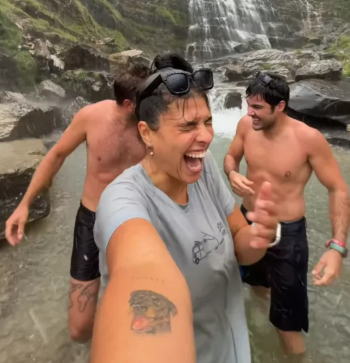 Imagen del vídeo de la influencer y dos acompañantes en el agua en la cola de caballo del parque de Ordesa. Imagen del vídeo de la influencer y dos acompañantes en el agua en la cola de caballo del parque de Ordesa.