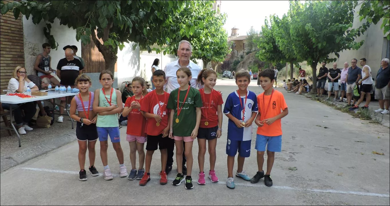 Participantes de la carrera de 8 y 9 años con sus medallas