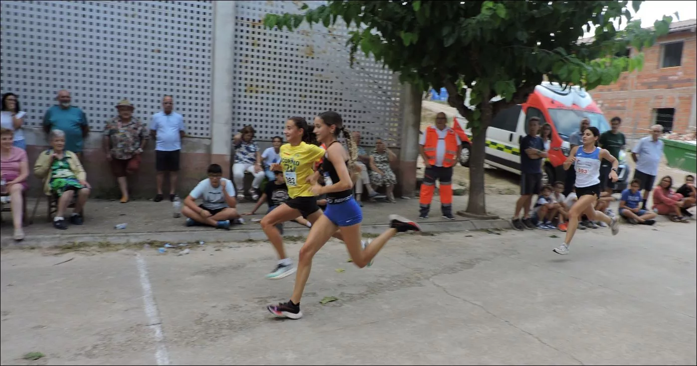 Trío de cabeza femenino disputando una prima