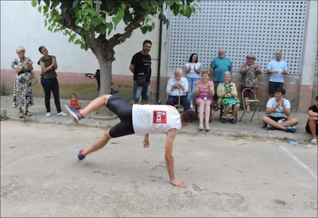 Alberto Susín en línea de meta dando su típica voltereta
