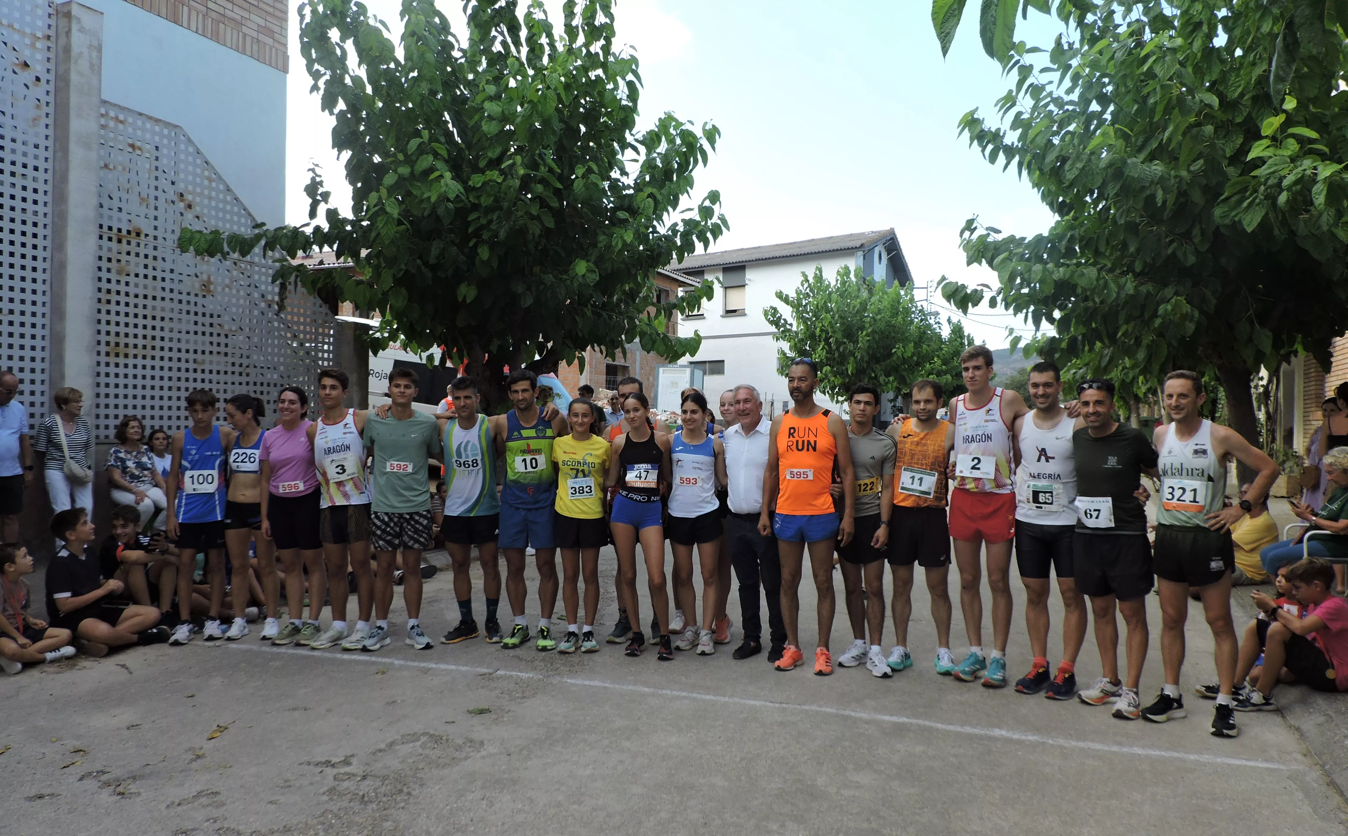 Participantes de la carrera absoluta con el alcalde