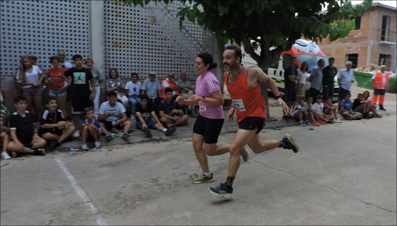 Laura Barcos, de Peralta y Néstor Galindo de Lerida disputando una prima