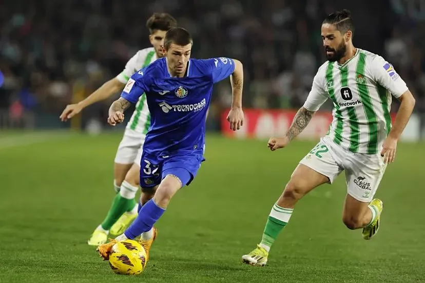 Jordi Martín, junto a Isco, en un partido del Getafe contra el Real Betis.