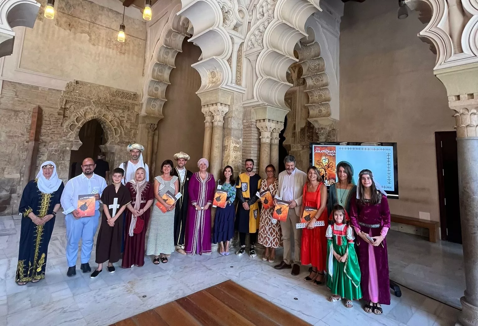 Foto de familia en la presentación de La Morisma en el Palacio de la Aljafería. Foto Ramón Buetas
