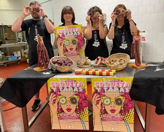 En el obrador de la Carnicería Embutidos y Jamones Ribagorza, Yolanda Castelló, Rocío Sánchez, Anna Pulido y Luciano Antón animan a participar en la Festa de la Coqueta. En el obrador de la Carnicería Embutidos y Jamones Ribagorza, Yolanda Castelló, Rocío Sánchez, Anna Pulido y Luciano Antón animan a participar en la Festa de la Coqueta.