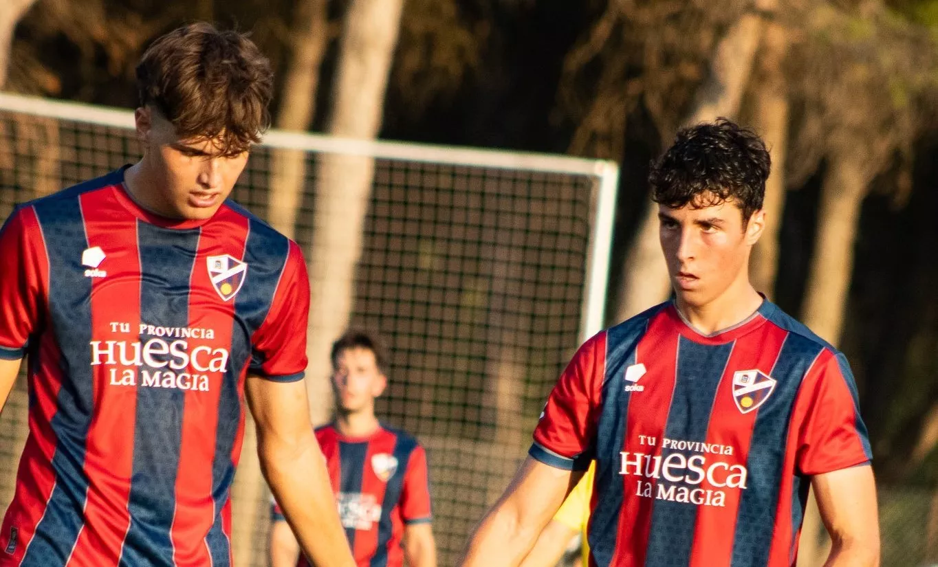 Jugadores del Huesca B en un partido de pretemporada.  Íñigo Ros, entrenador del Huesca B: "Siempre es bonito llegar a una final, sea cual sea"