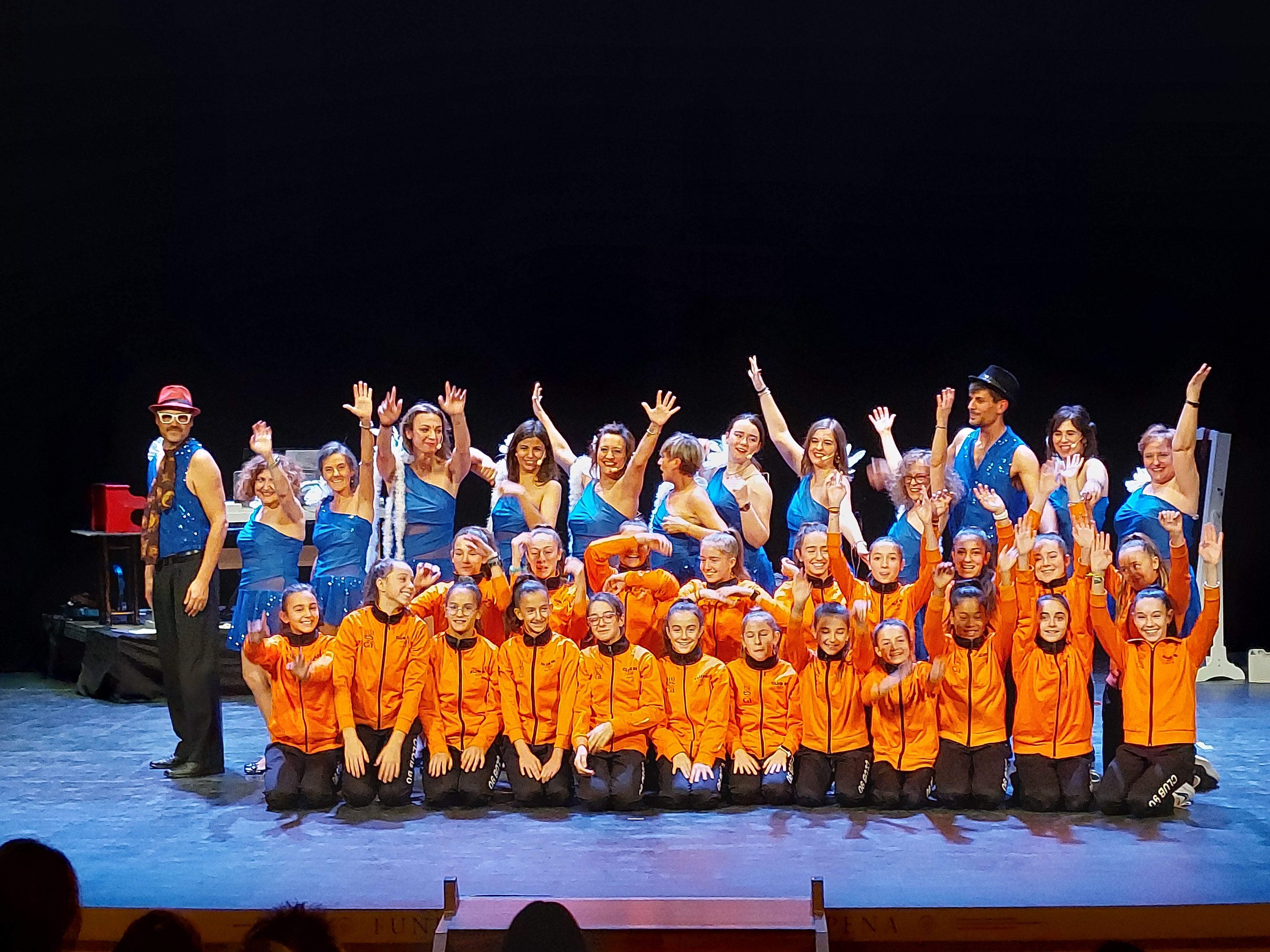 Las mundialistas del Club 90 y la compañía Kandelikas, al final del espectáculo. Las mundialistas del Club 90 y la compañía Kandelikas, al final del espectáculo.