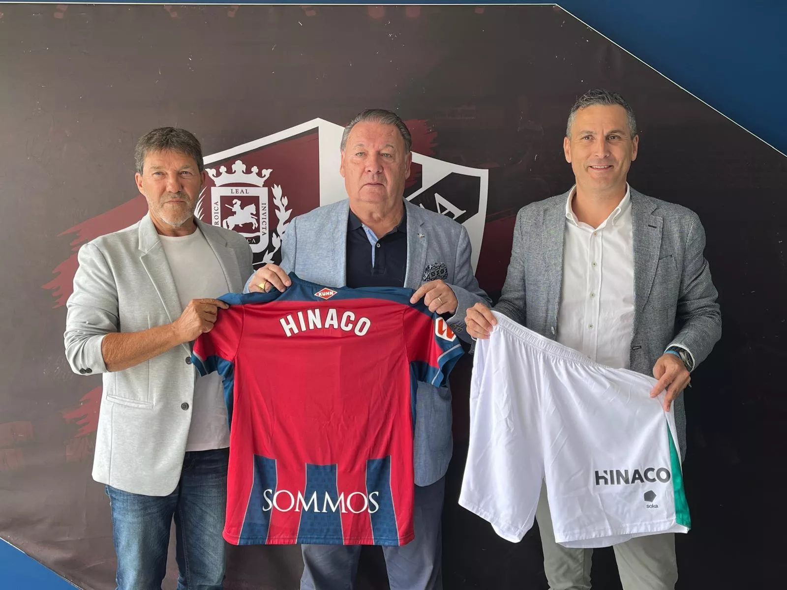 Hinaco se suma al Huesca, una empresa "que ha estado en las duras y las maduras". Jesús Hidalgo y Raúl Buil, junto a Lasaosa. Foto: Adri Mora