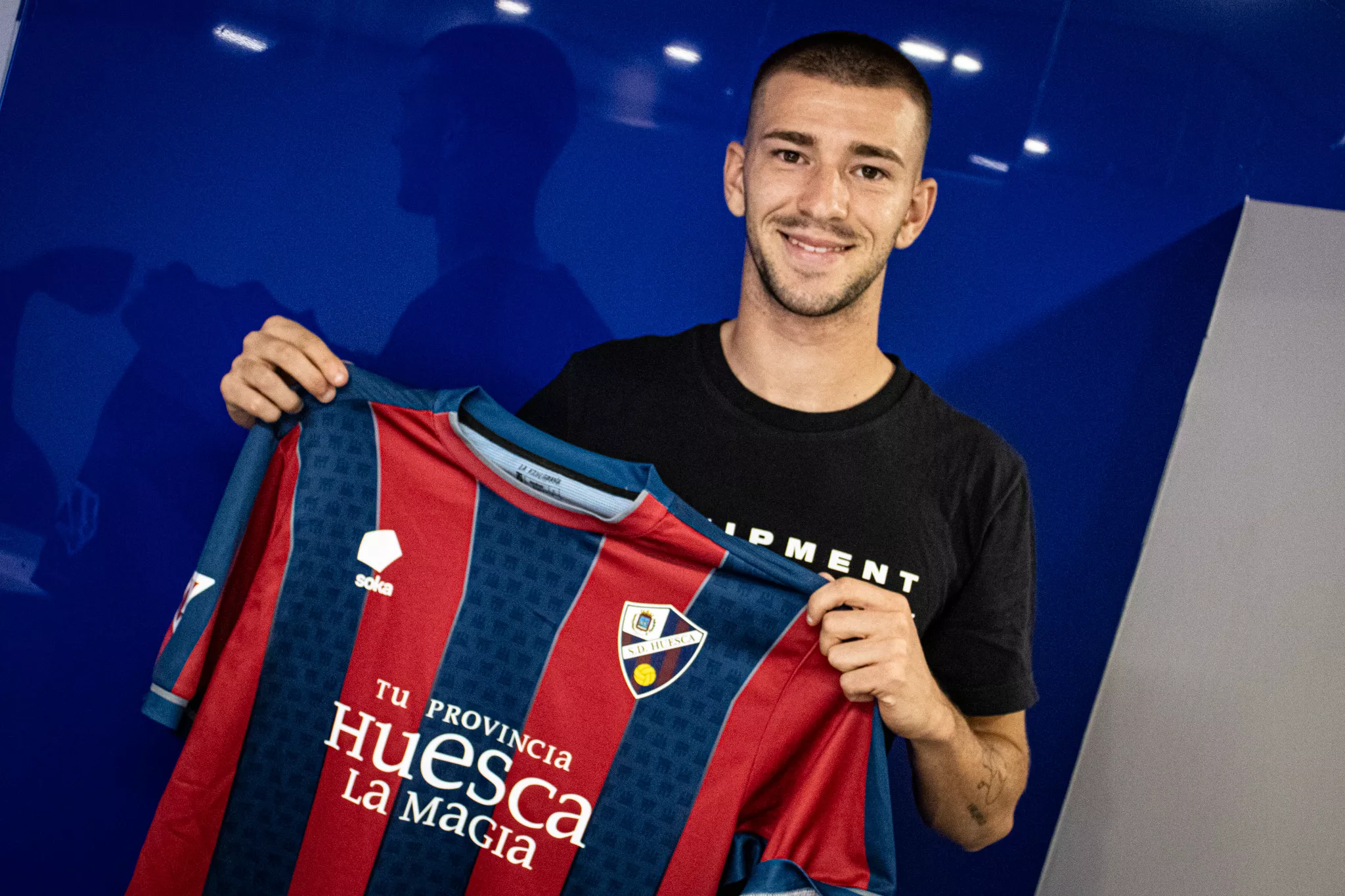 Jordi Martín posa con la camiseta del Huesca.