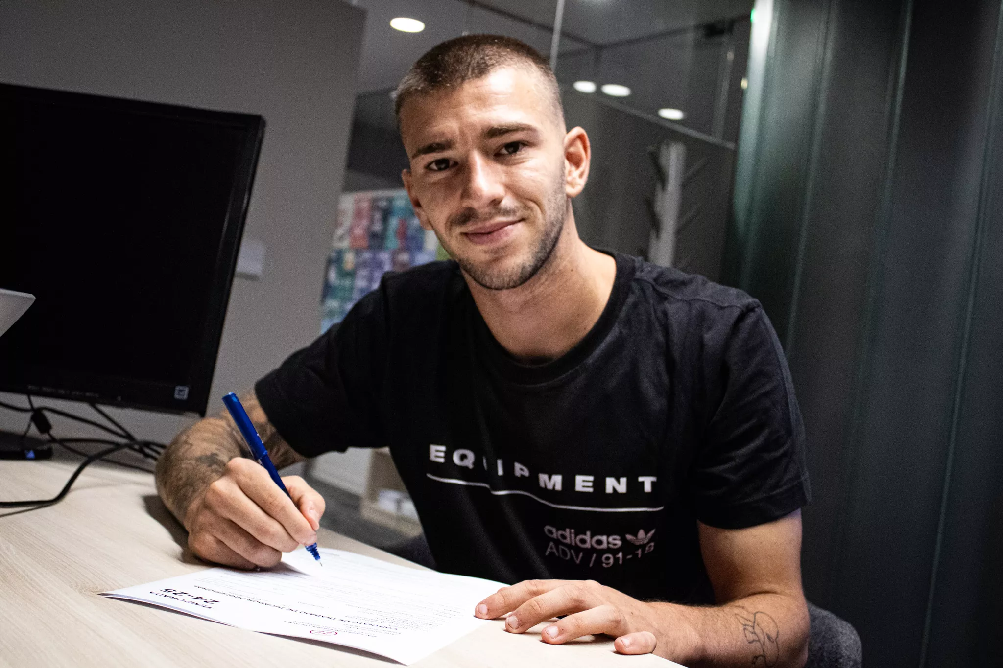 Jordi Martín firma el contrato con el Huesca. Foto: SDH