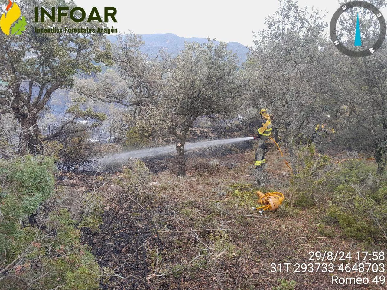 Bomberos trabajan para sofocar el incendio declarado en el término de Camporrells. Bomberos trabajan para sofocar el incendio declarado en el término de Camporrells.