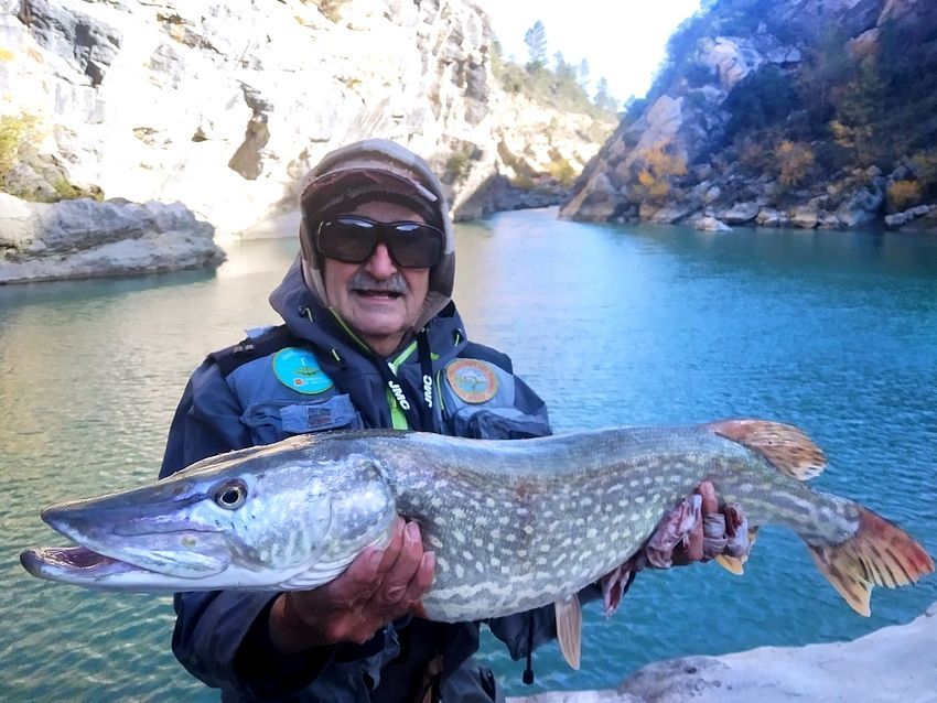 José Luis Sasot sujeta el espectacular lucio de 83 cm