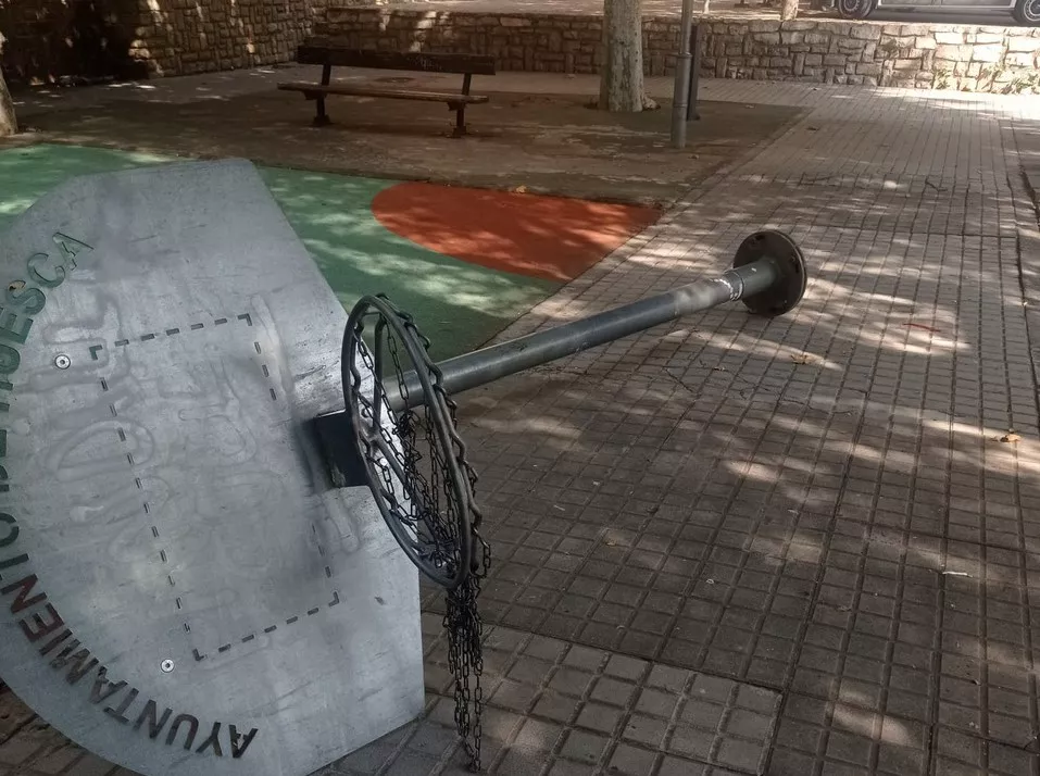 Canasta tumbada en un acto vandálico en el pasaje Zavacequias de Huesca. 