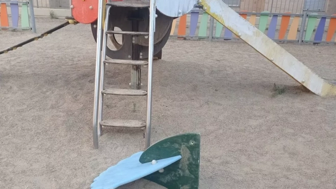 Acto vandálico en una zona de columpios de Huesca. Acto vandálico en una zona de columpios de Huesca.