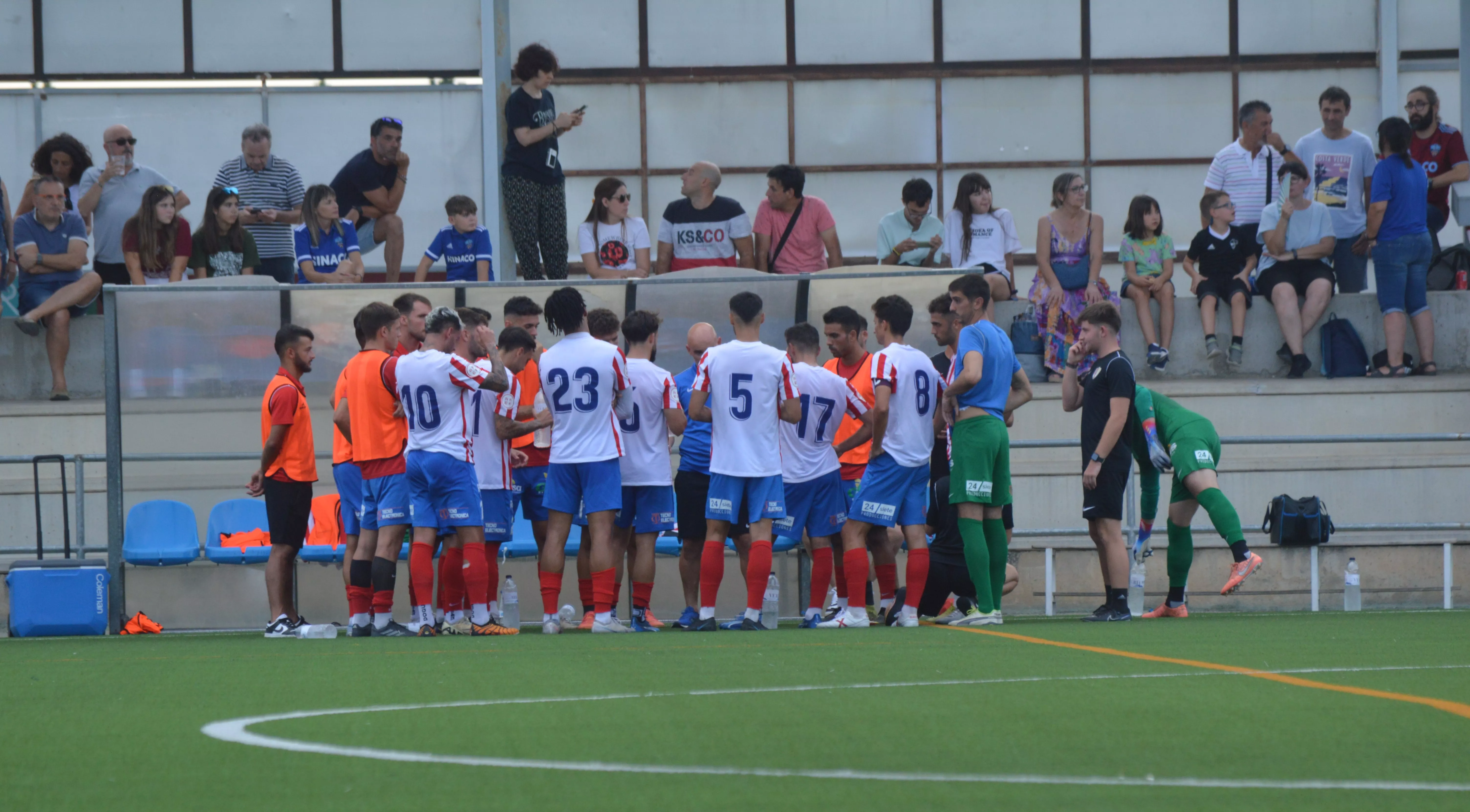 La UD Barbastro abre sus alas este domingo. Plantilla y cuerpo técnico, en el amistoso ante el Lleida. Foto: Jorge Mazón