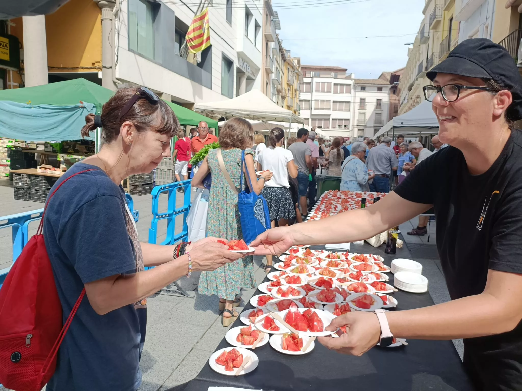La Muestra de Frutas y Hortalizas y la Despensa de Barbastro se alían para hacer disfrutar a los asistentes a la Plaza del Mercado de Barbastro La Muestra de Frutas y Hortalizas y la Despensa de Barbastro se alían para hacer disfrutar a los asistentes a la Plaza del Mercado de Barbastro