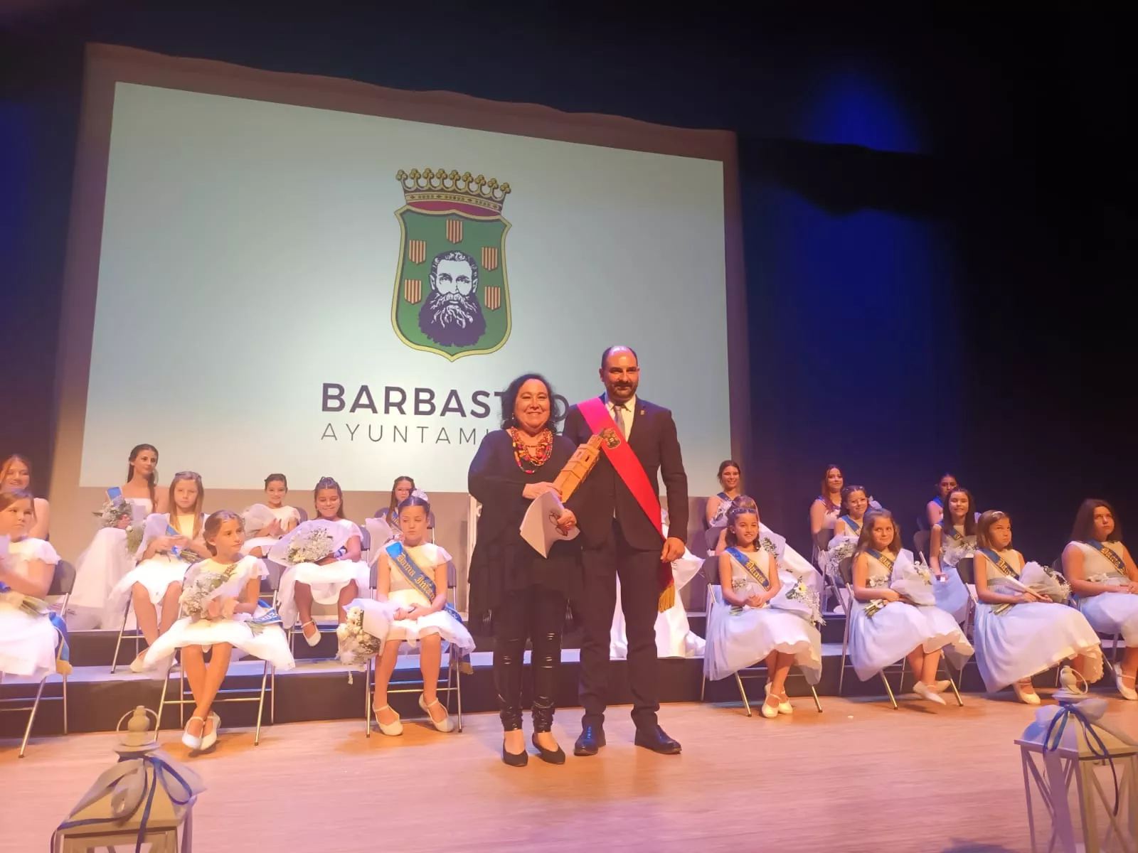 Inés Plana y Fernando Torres con las Damas al fondo. Ya huele a fiestas en Barbastro