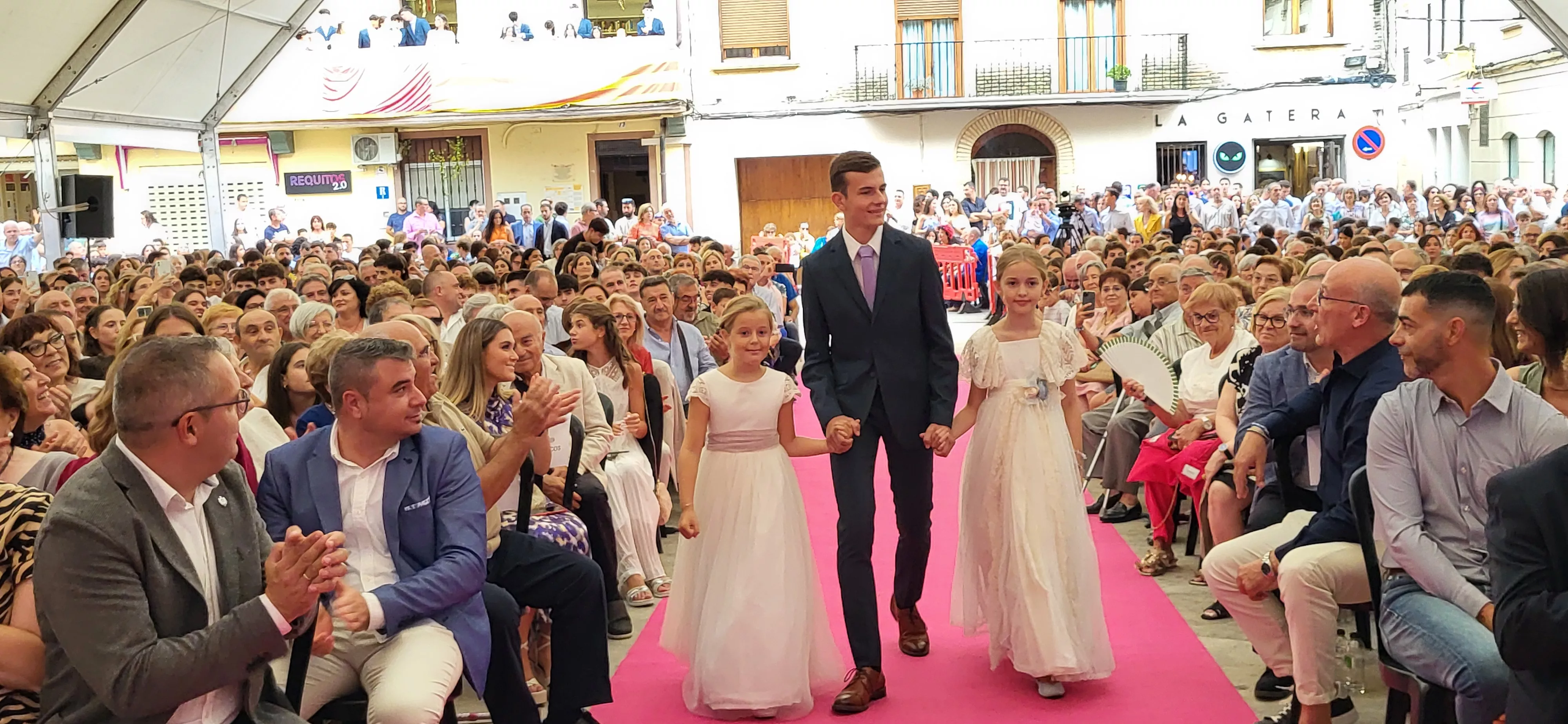 Presentación de las mairalesas y quintos y quintas de Almudévar 2024. Foto Mercedes Manterola
