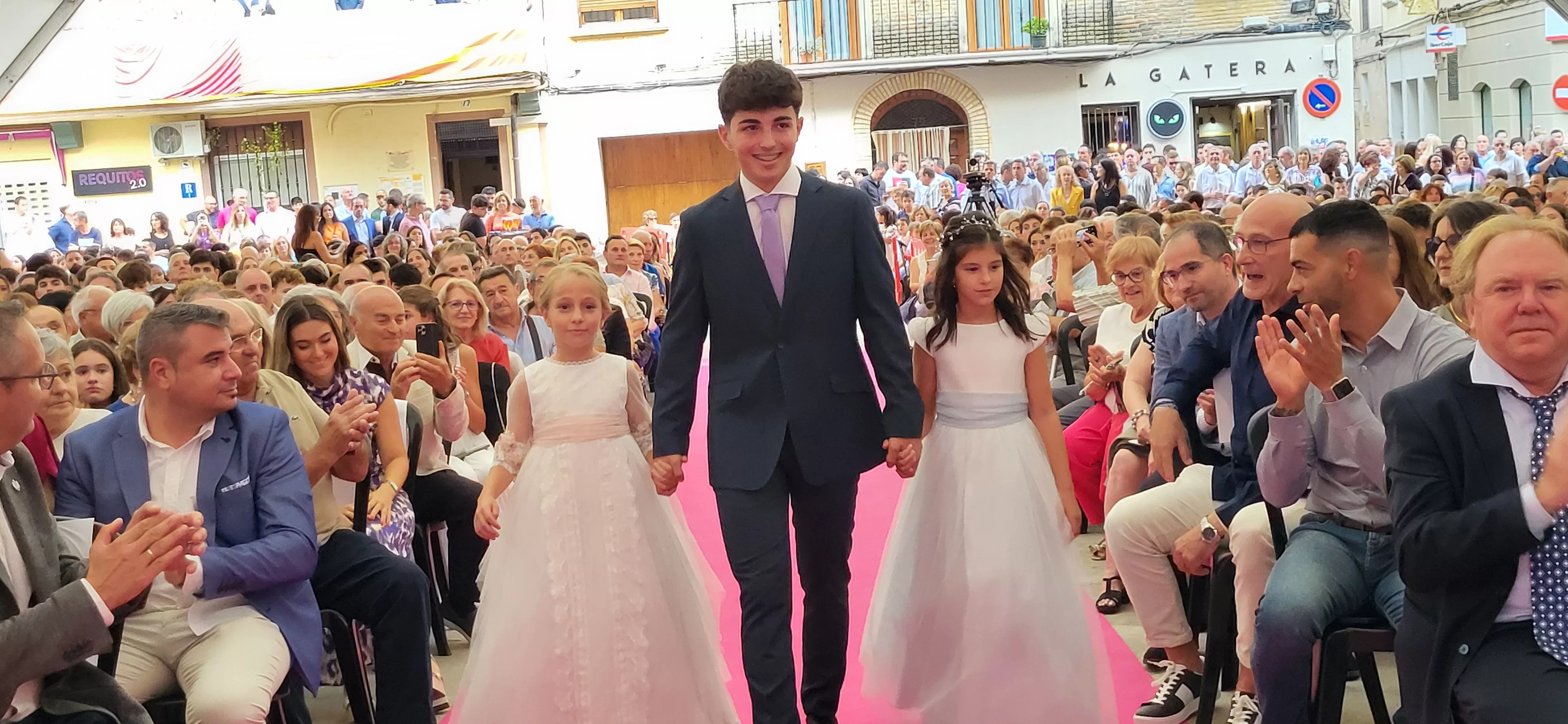 Presentación de las mairalesas y quintos y quintas de Almudévar 2024. Foto Mercedes Manterola