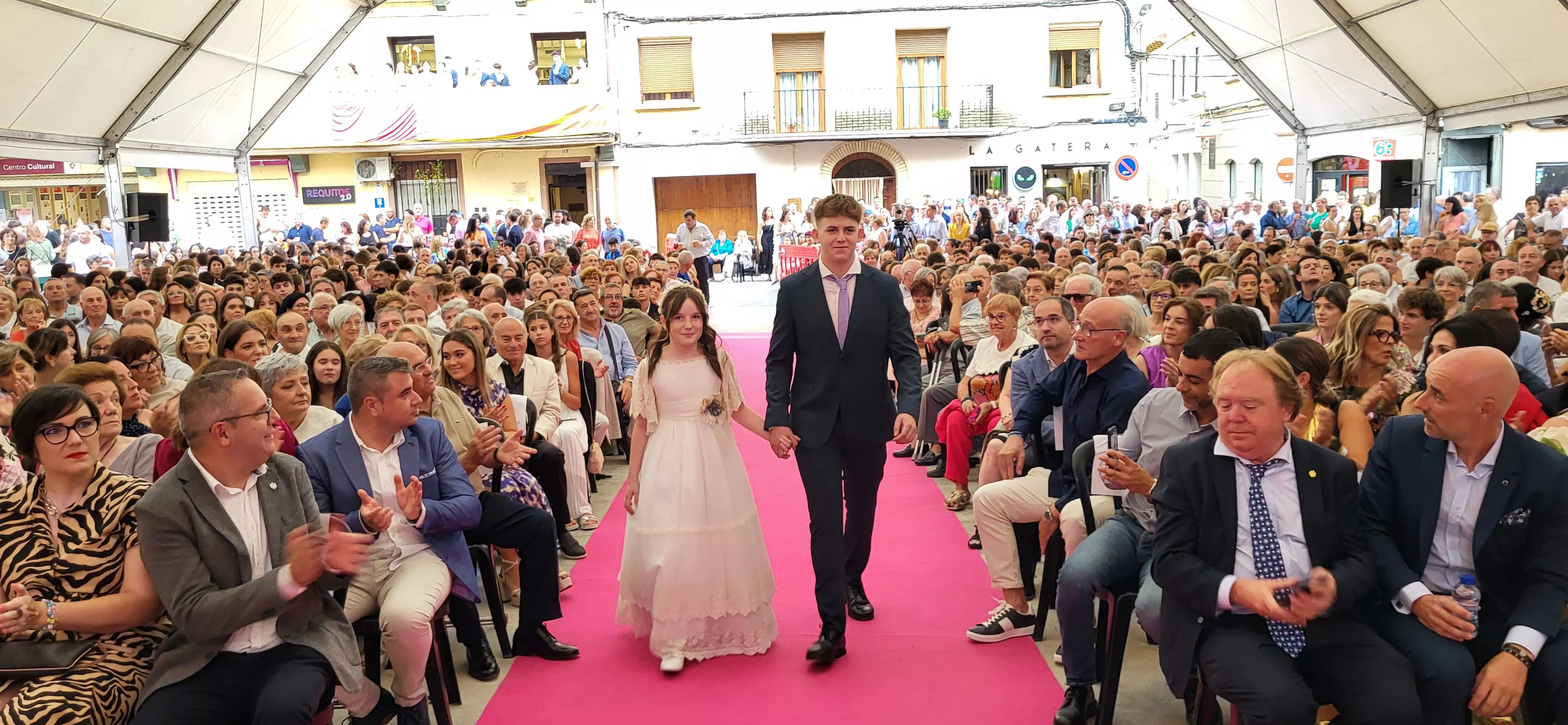 Presentación de las mairalesas y quintos y quintas de Almudévar 2024. Foto Mercedes Manterola