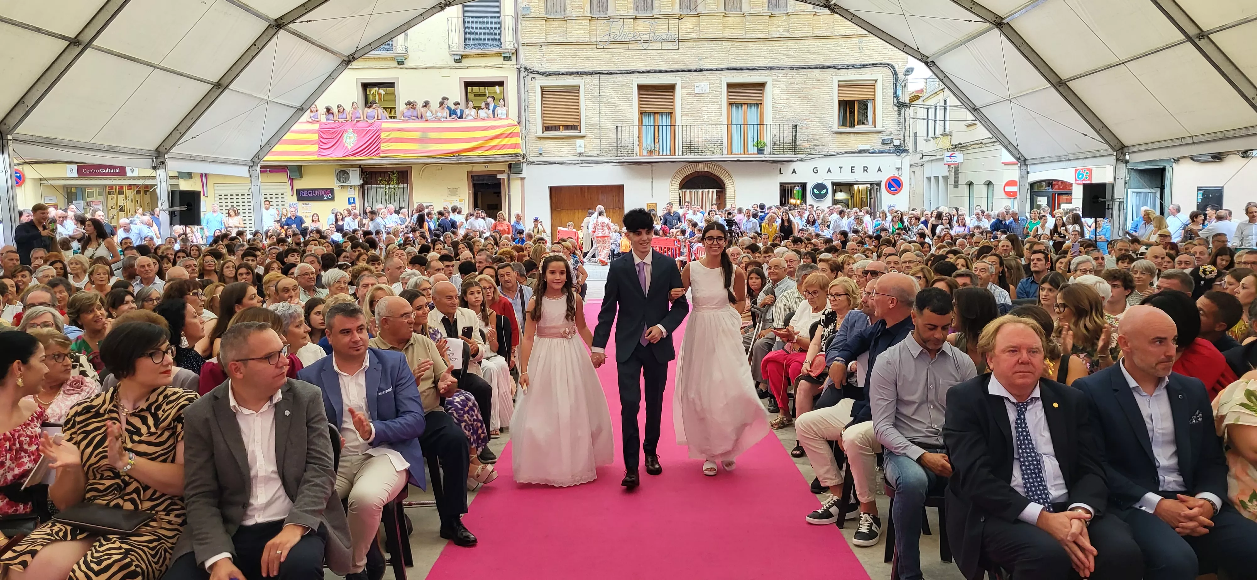 Presentación de las mairalesas y quintos y quintas de Almudévar 2024. Foto Mercedes Manterola