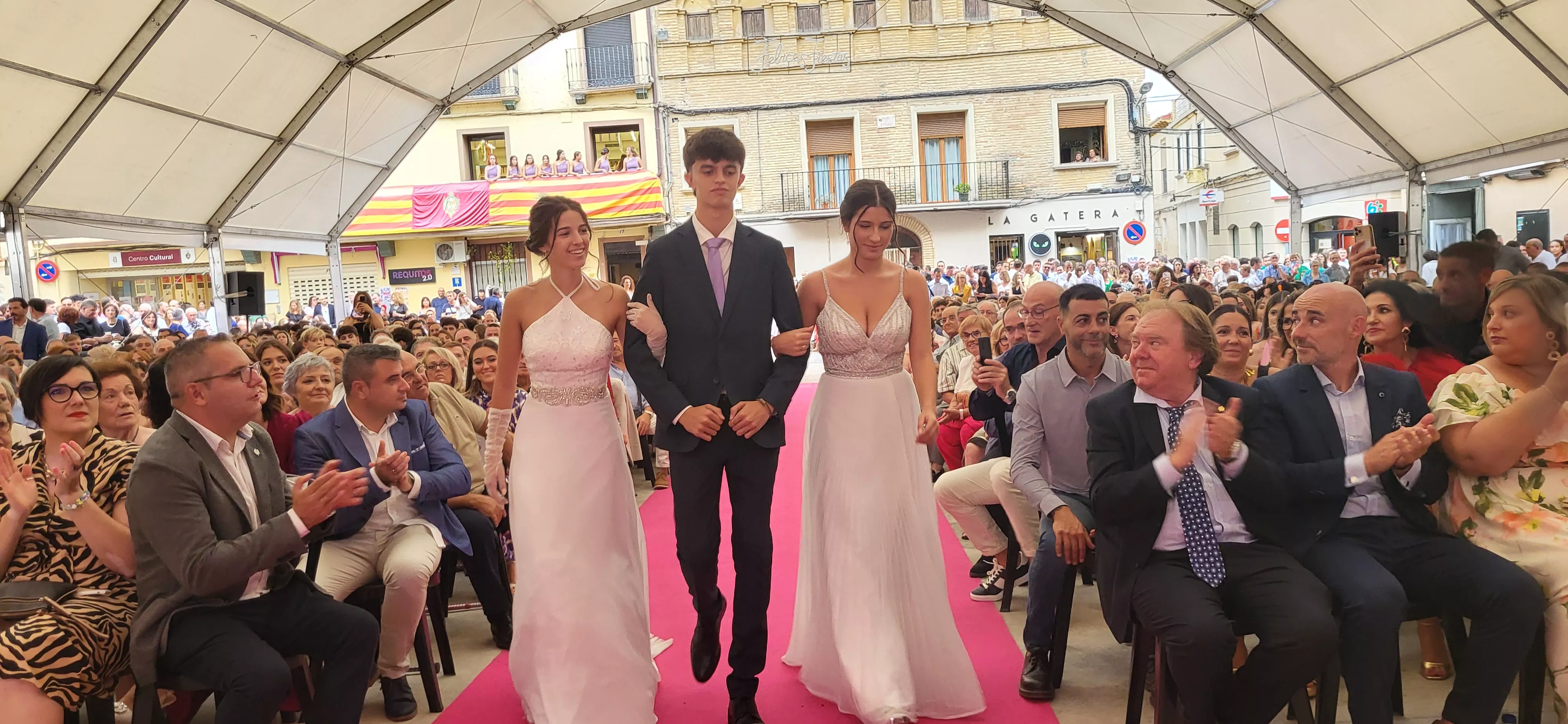 Presentación de las mairalesas y quintos y quintas de Almudévar 2024. Foto Mercedes Manterola