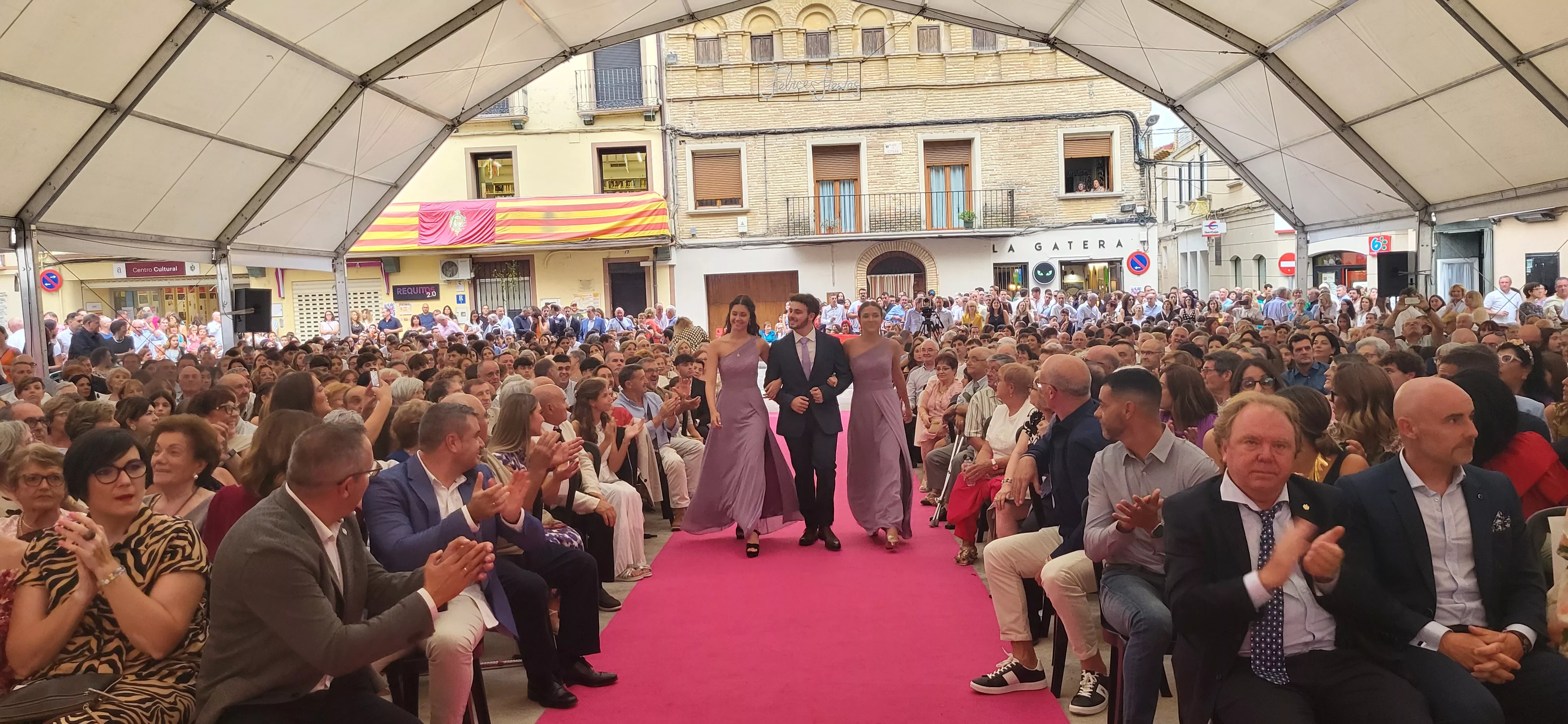 Presentación de las mairalesas y quintos y quintas de Almudévar 2024. Foto Mercedes Manterola