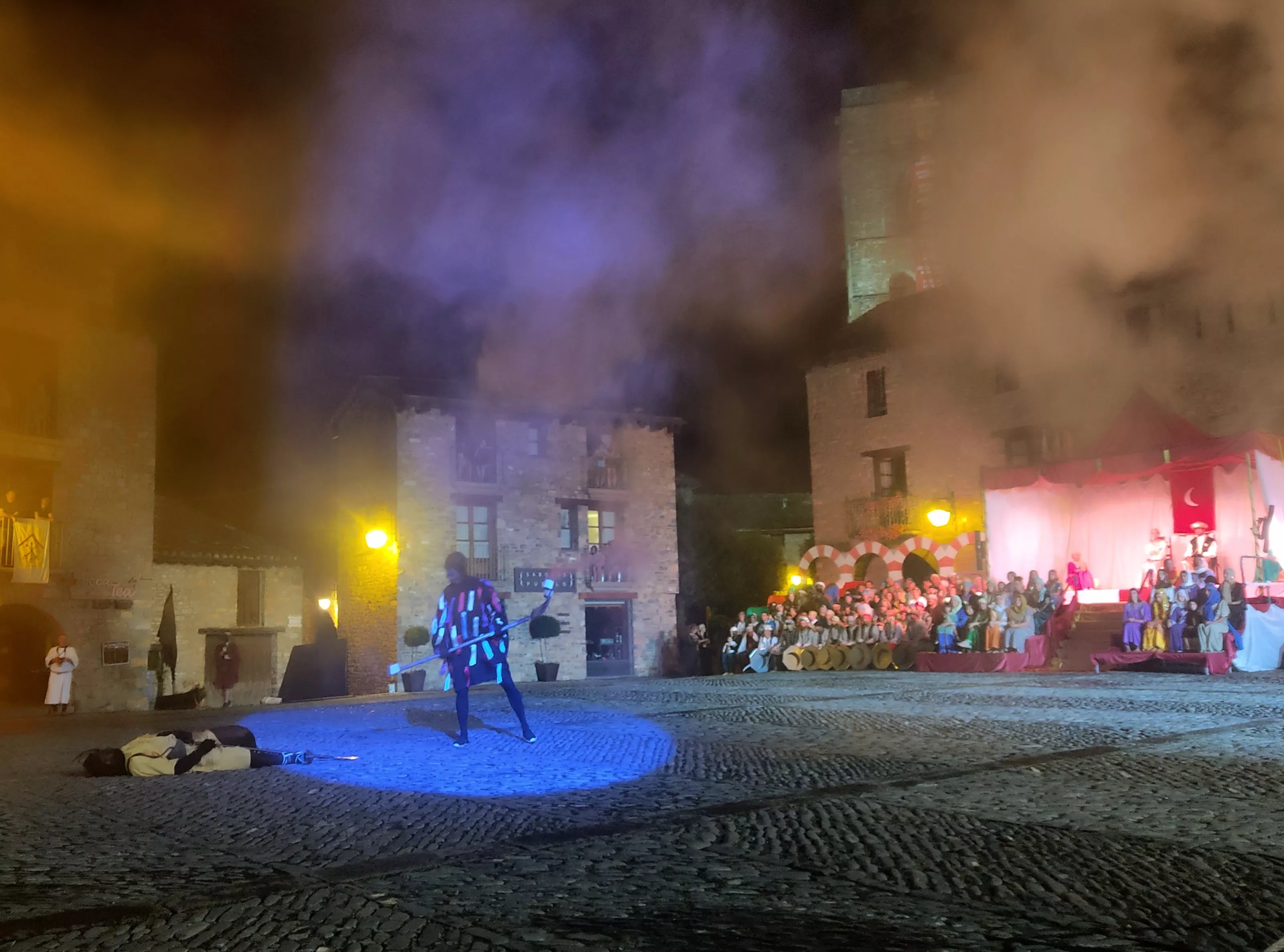 Representación de La Morisma en la Plaza Mayor de Aínsa.