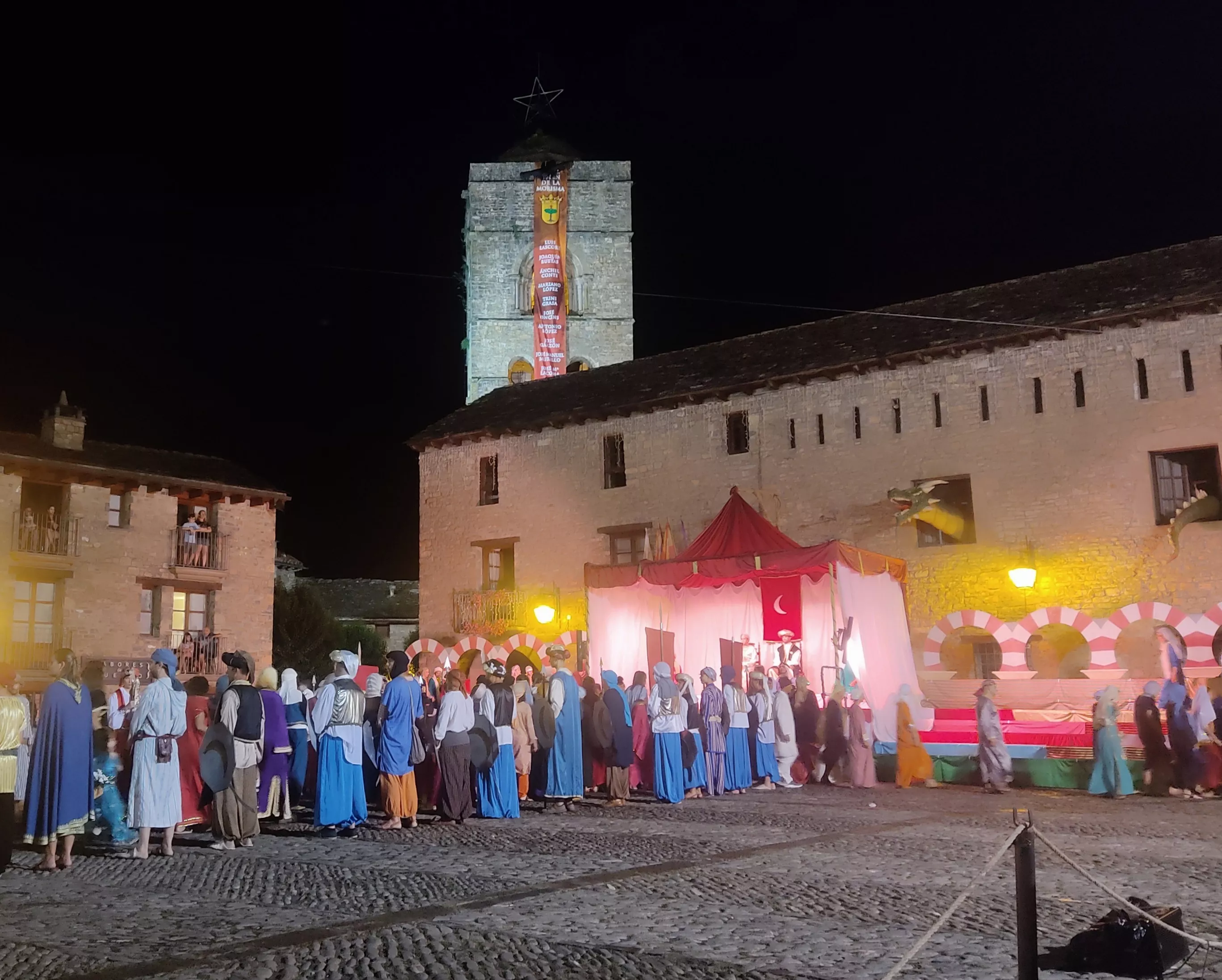 Representación de La Morisma en la Plaza Mayor de Aínsa.
