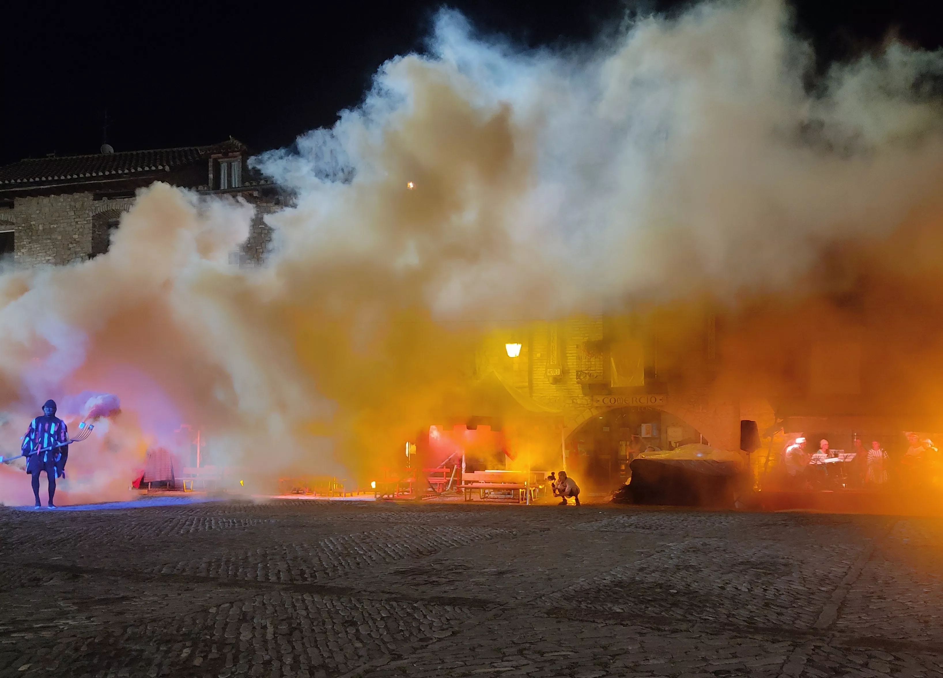Representación de La Morisma en la Plaza Mayor de Aínsa.