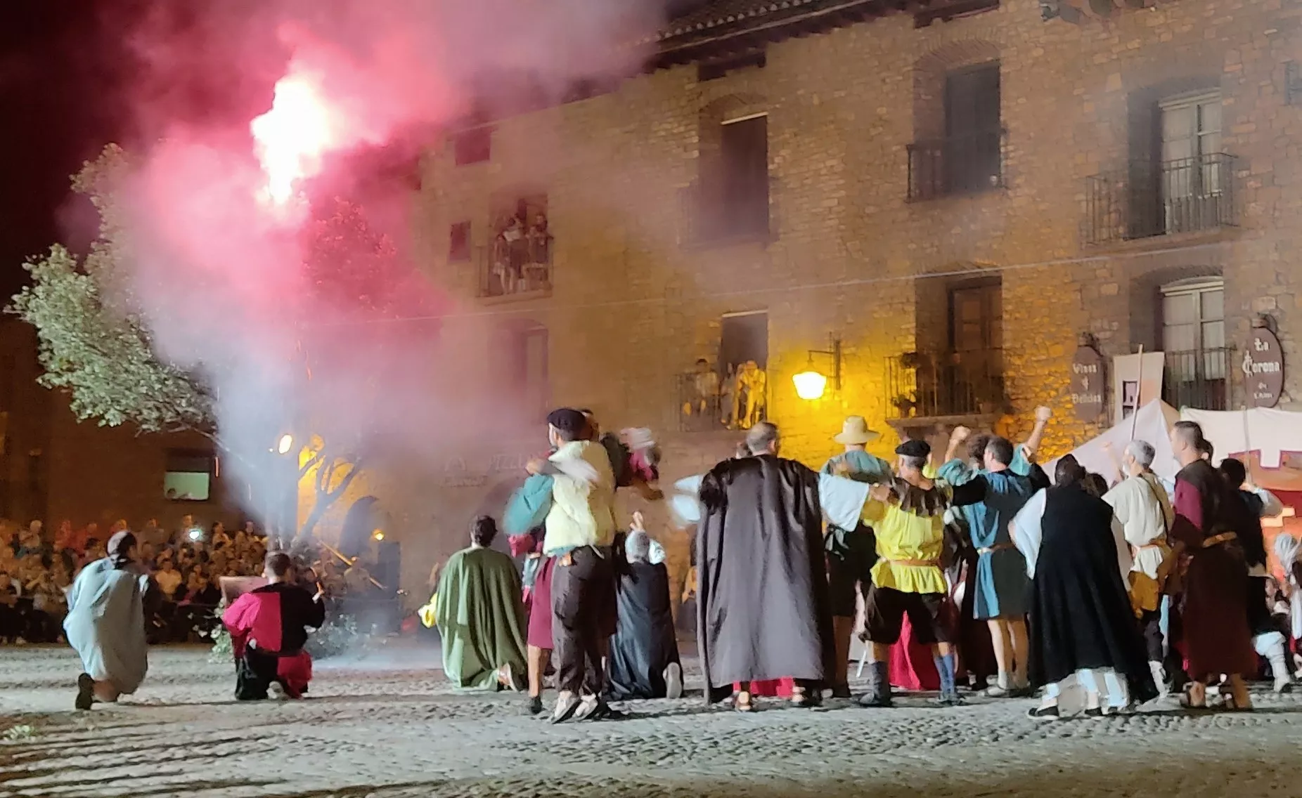 Representación de La Morisma en la Plaza Mayor de Aínsa.
