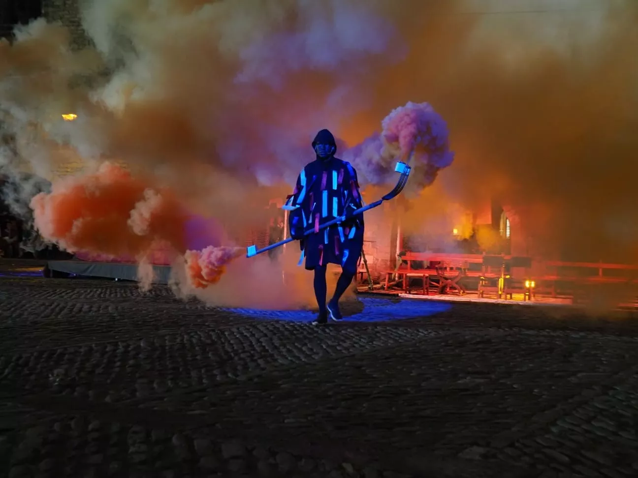 Representación de La Morisma en la Plaza Mayor de Aínsa.