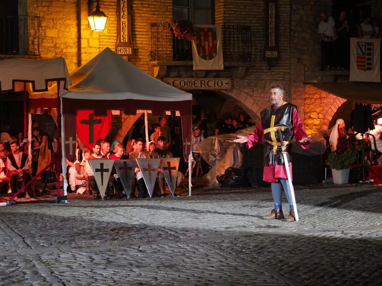 Representación de La Morisma en la Plaza Mayor de Aínsa.