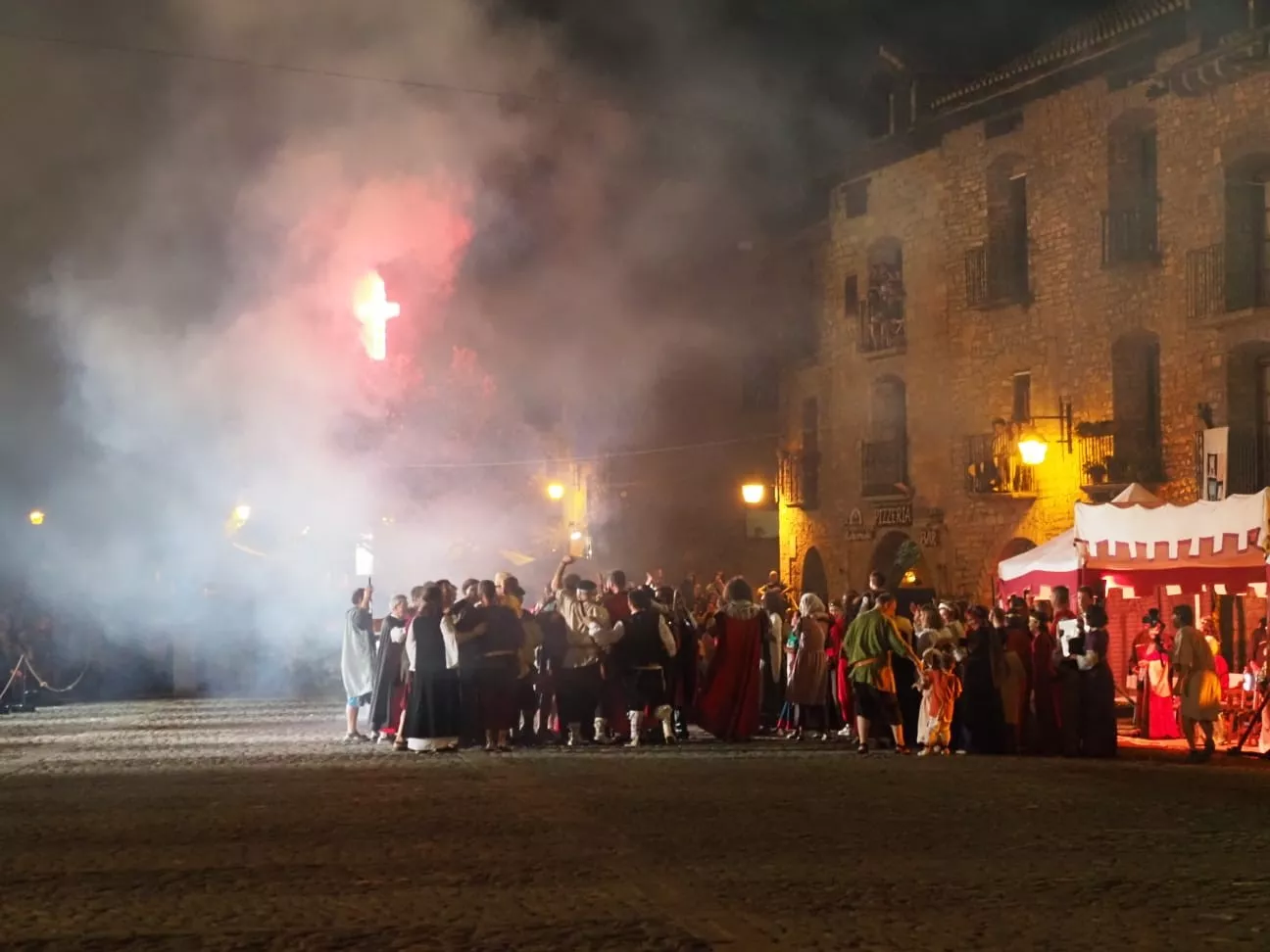 Representación de La Morisma en la Plaza Mayor de Aínsa.