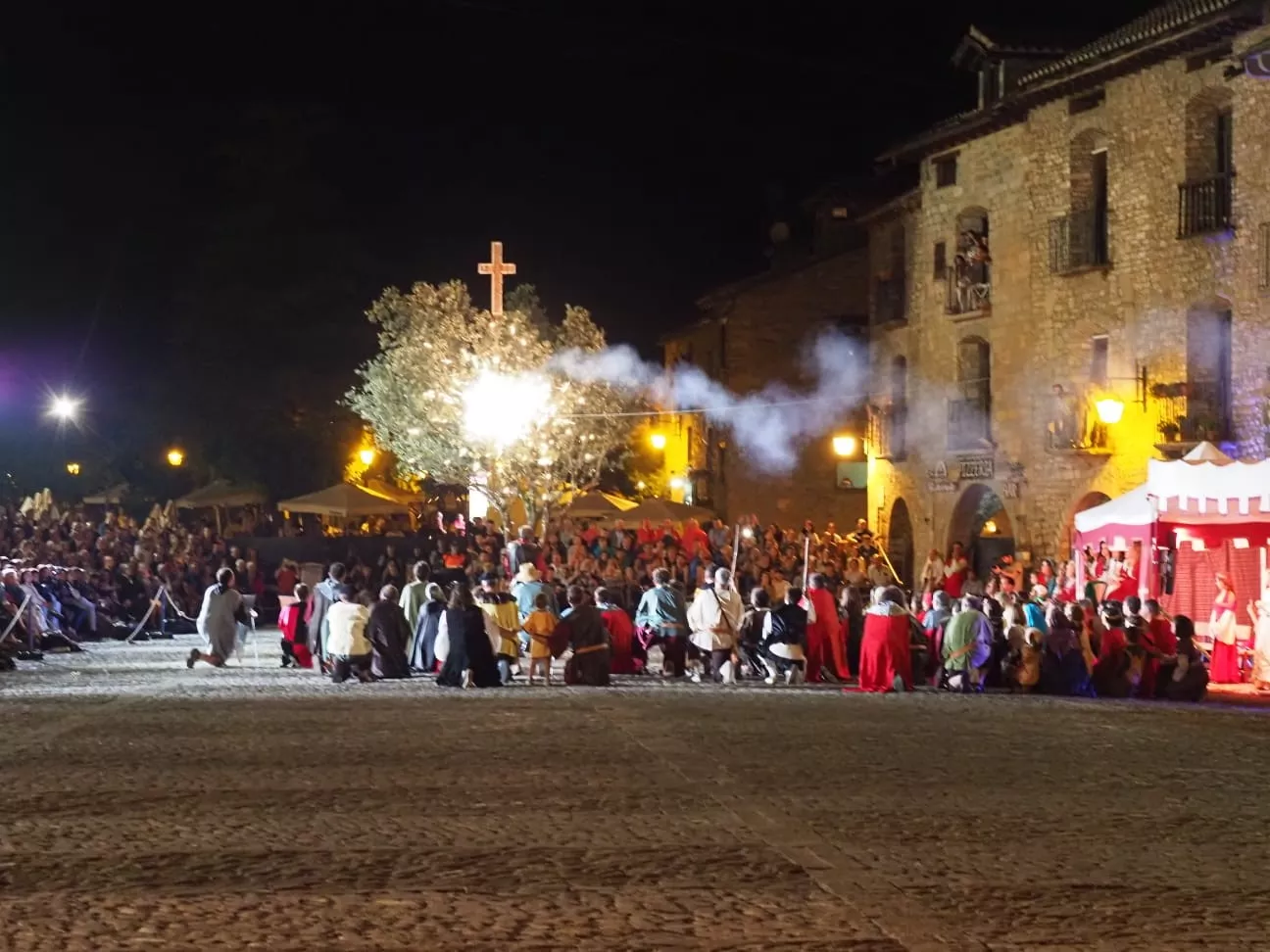 Representación de La Morisma en la Plaza Mayor de Aínsa.
