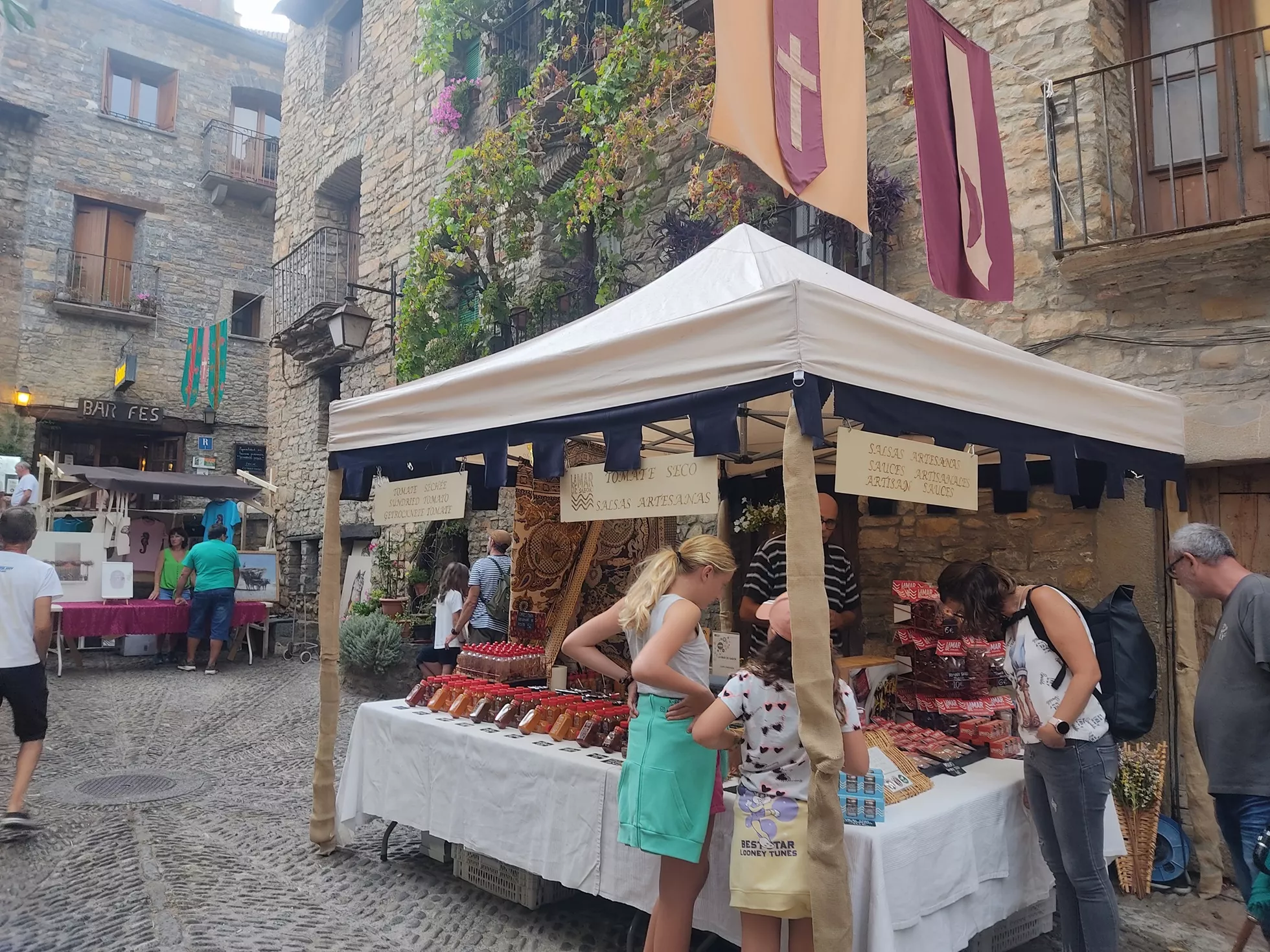 Ambiente previo a la celebración de La Morisma en Aínsa.