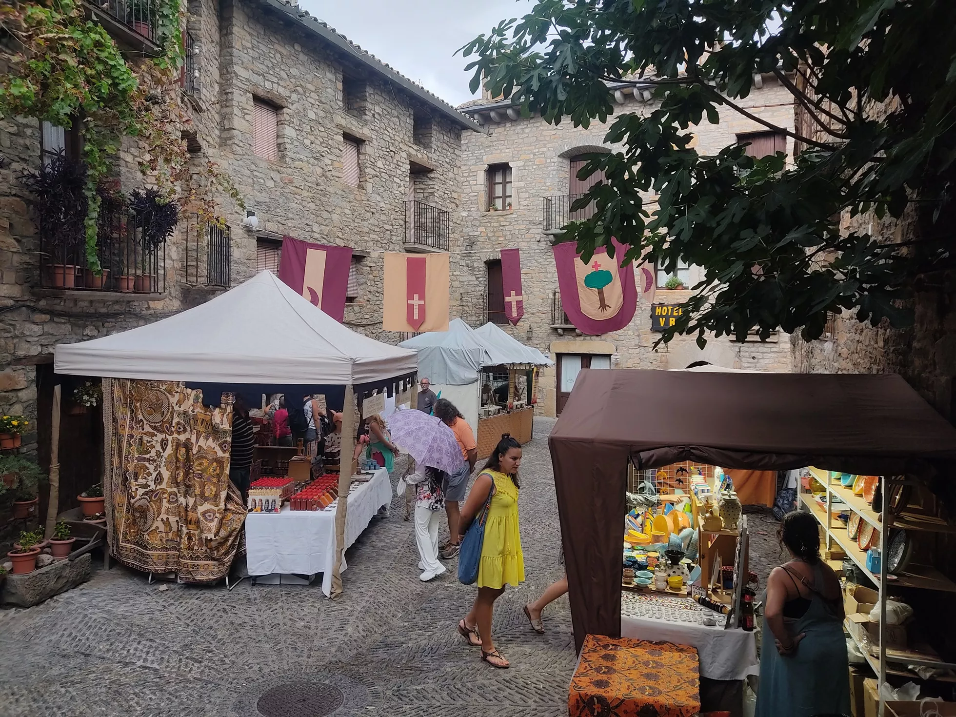 Ambiente previo a la celebración de La Morisma en Aínsa.