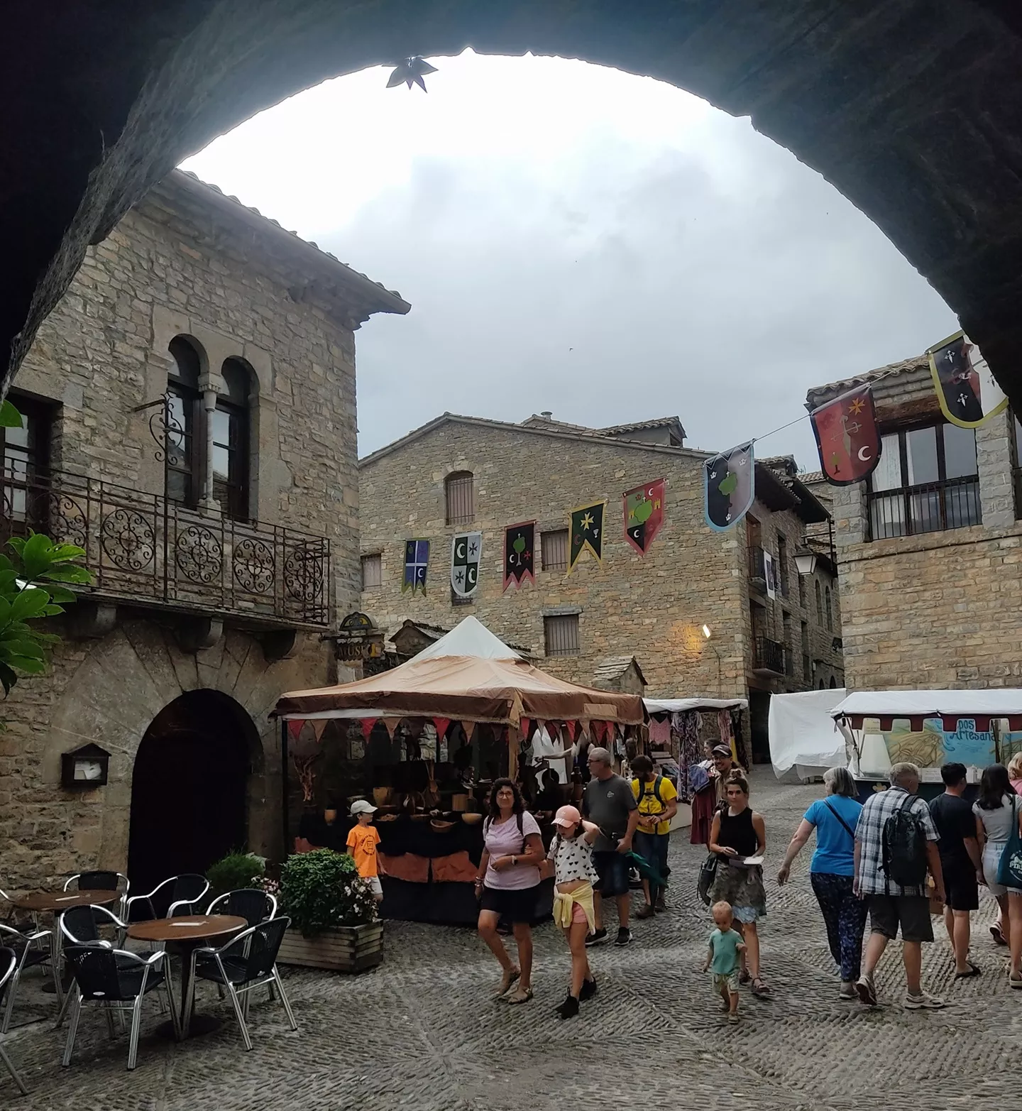 Ambiente previo a la celebración de La Morisma en Aínsa.