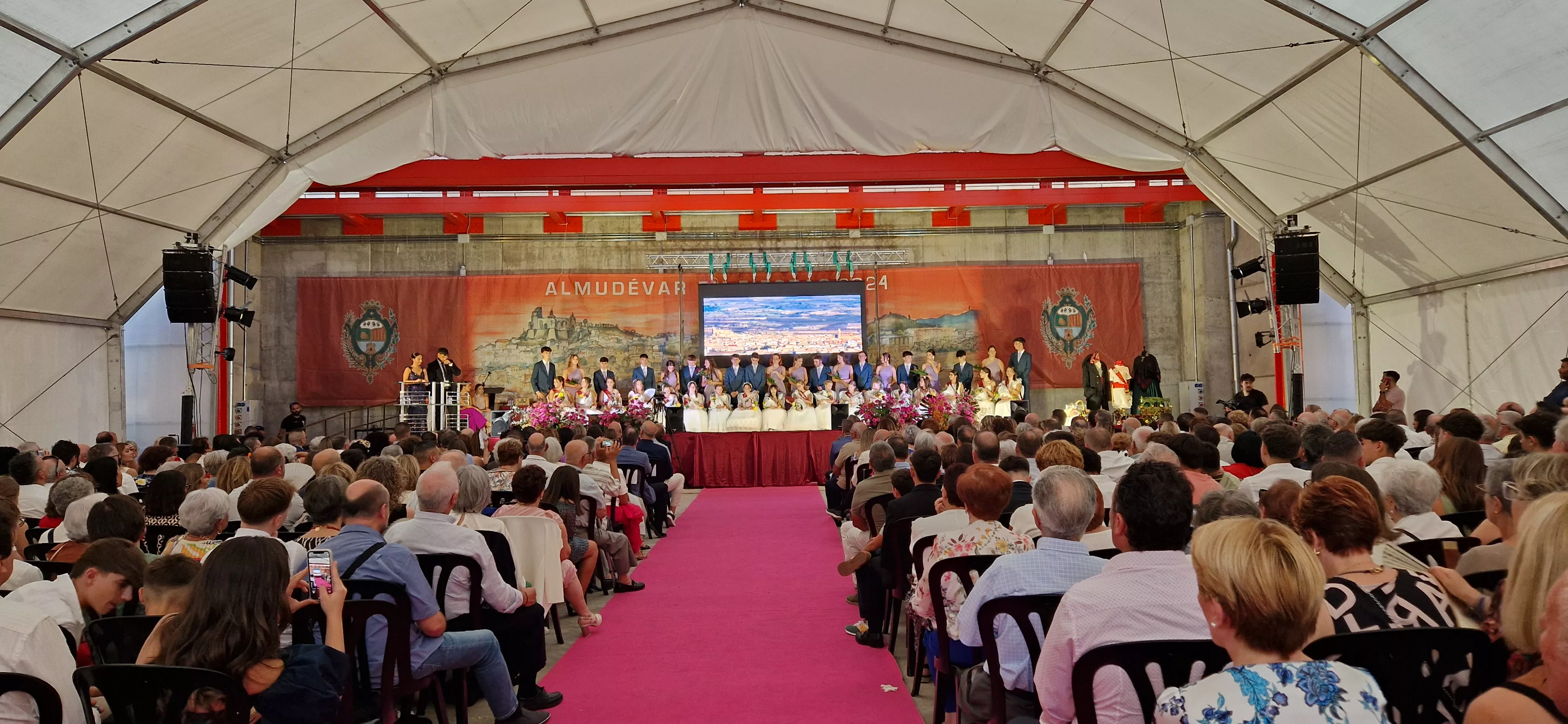 Presentación de las mairalesas y quintos y quintas de Almudévar 2024. Foto Myriam Martínez