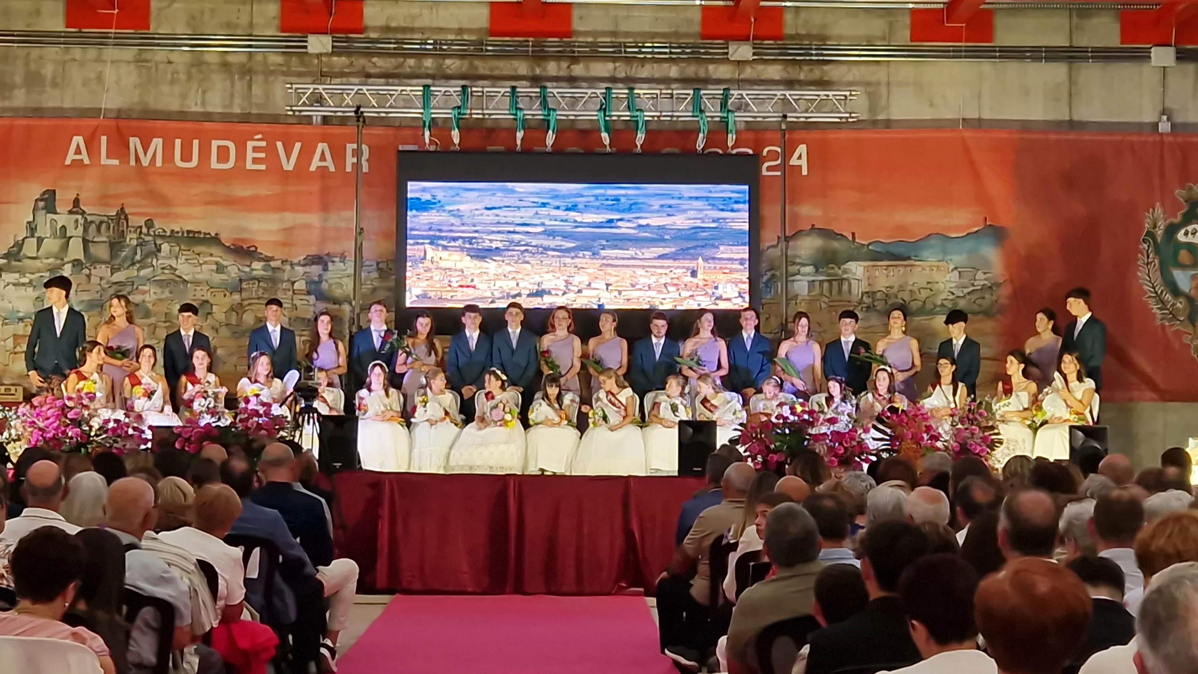 Presentación de las mairalesas y quintos y quintas de Almudévar 2024. Foto Myriam Martínez