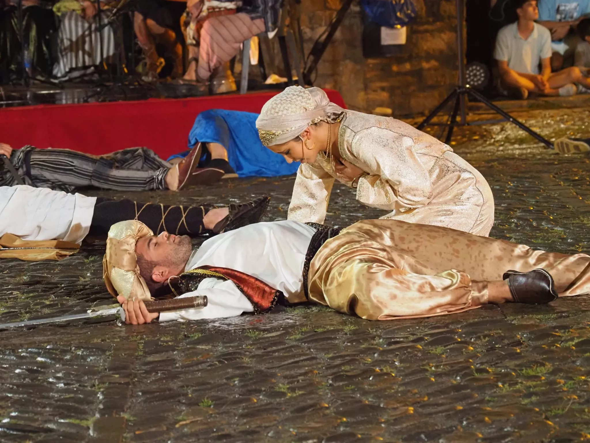 La reina mora llorando a su difunto esposo en la representación de La Morisma. Foto Paco Parra