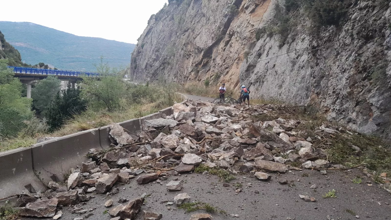 Uno de los últimos desprendimientos que se han producido en la carretera vieja de Arguis-Nueno.
