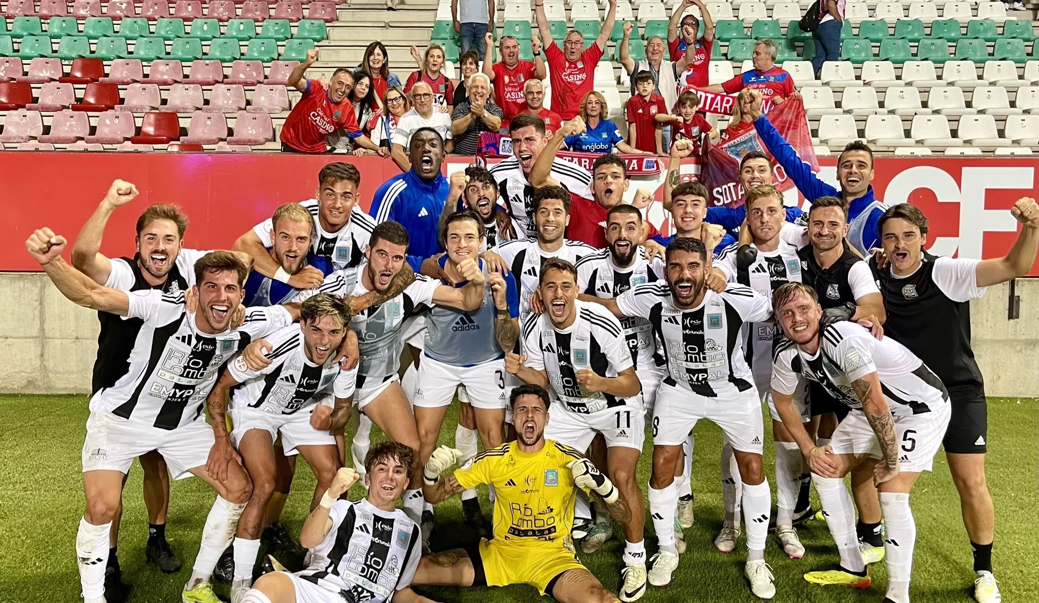 Manu Rico, abajo a la izquierda, celebra el triunfo del Tarazona en Zamora.
