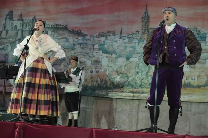 Actuación de Estirpe de Aragonia en las prefiestas de Almudévar