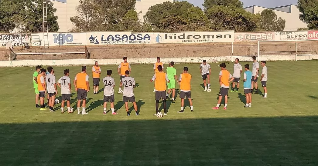 Plantilla del Almudévar en un entrenamiento de pretemporada.