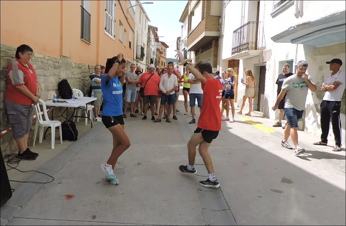 Marwa Elkhouyaali bailando la jota de los pollos con Javier Castells